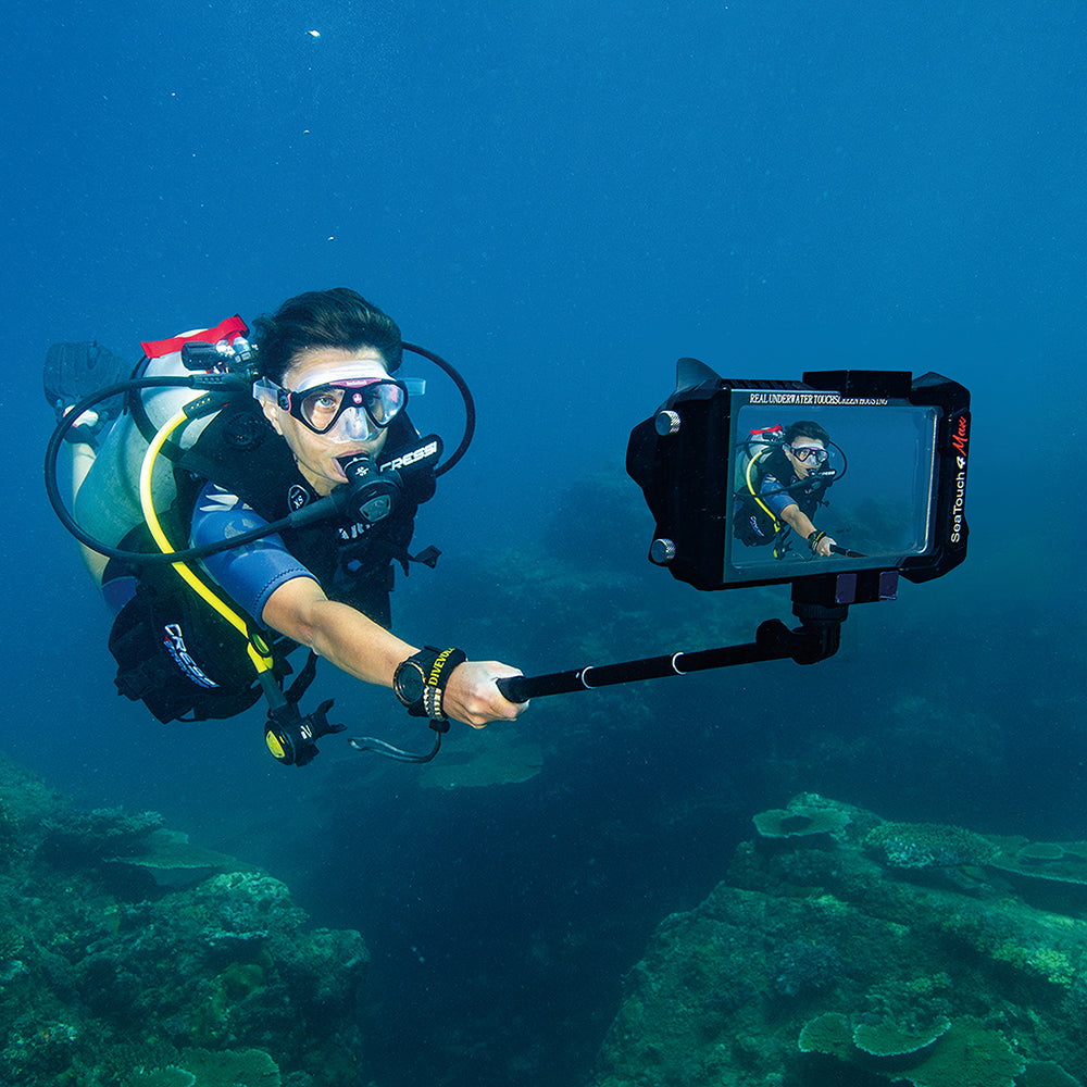 Diver using SeaTouch 4 Max underwater phone housing selfie kit