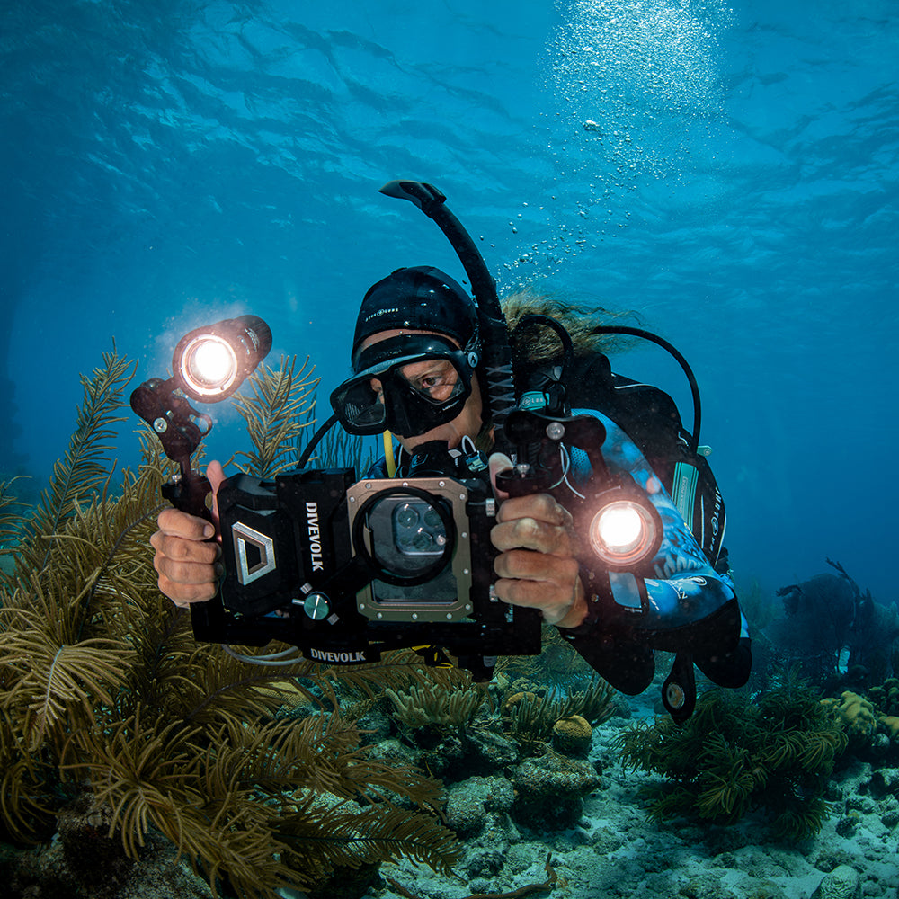 Diver using SeaTouch 4 Max underwater for phone photography