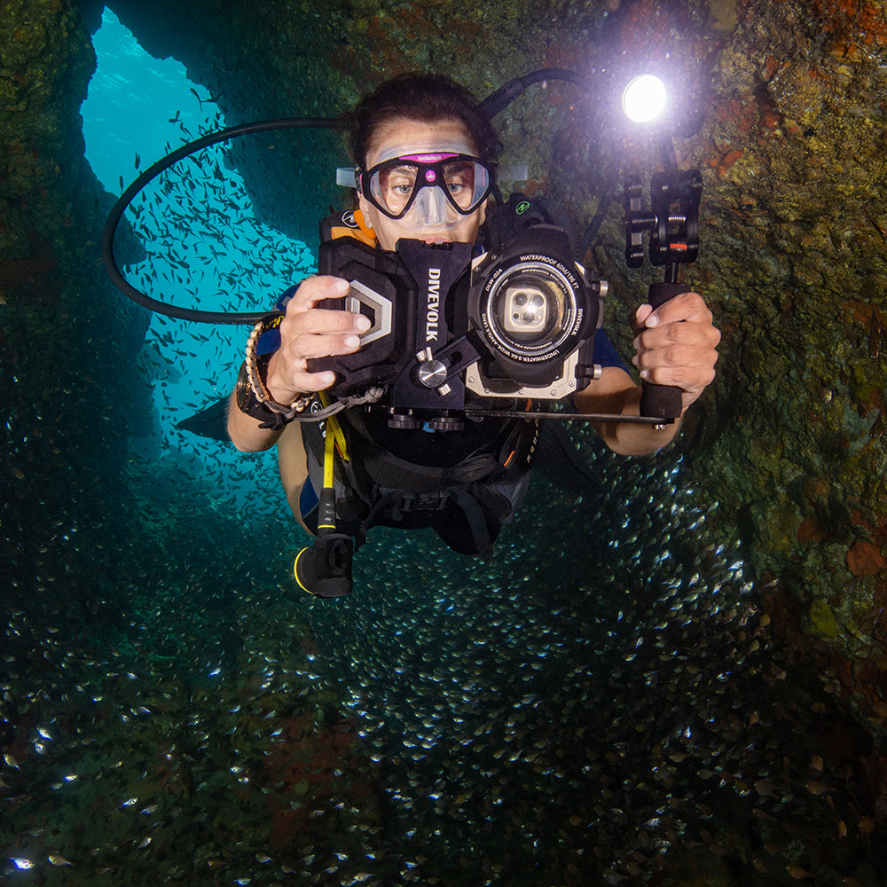 Diver uses DiveVolk wide angle lens underwater