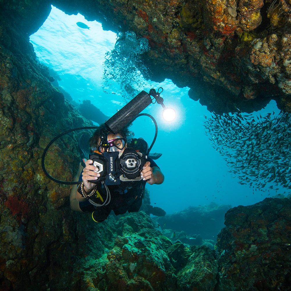 Diver using SeaTouch 4 Max underwater housing with dive light.