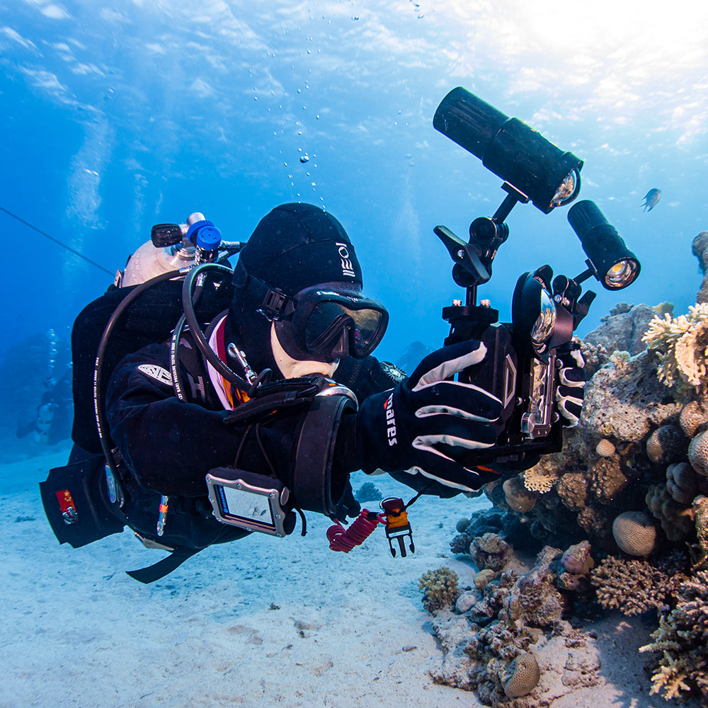 Diver using SeaTouch 4 Max with dual lights