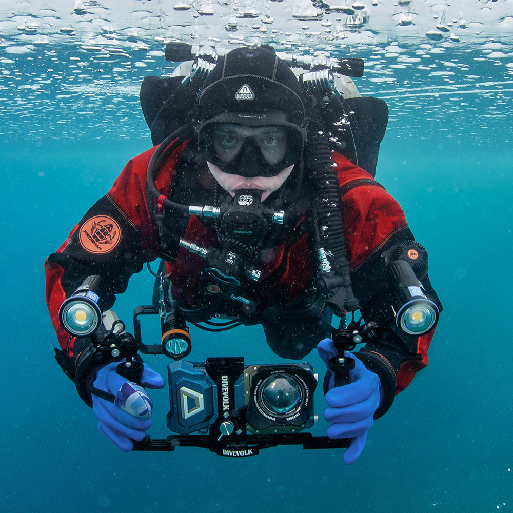 Diver using DiveVolk Seatouch 4 Max underwater housing